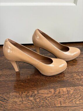 Clarks "Adriel Viola" Nude Patent Platform Pumps Heels Size 7.5M